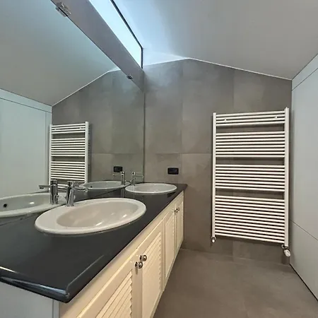 Attico Nel Centro Di شقة نوفارا